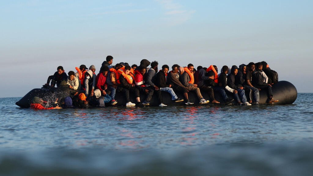 2025-09-28T104352Z-370228987-RC270HAAWEHE-RTRMADP-3-EUROPE-MIGRATION-FRANCE-BRITAIN